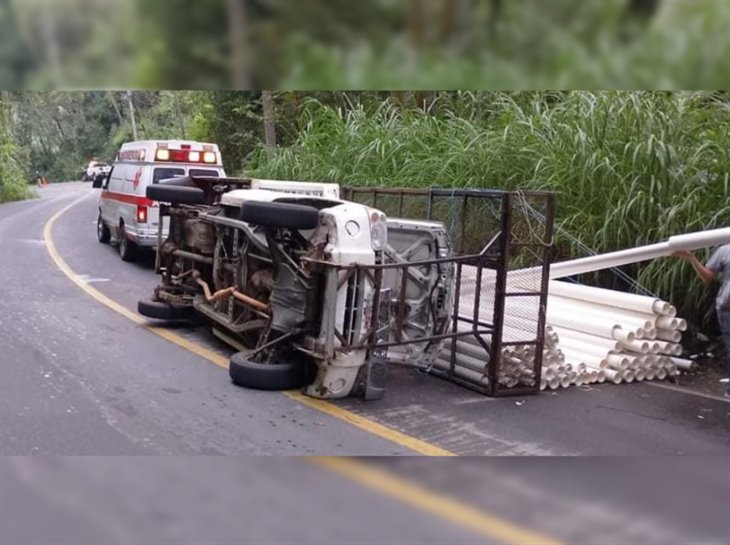 ¡Perdió el control! se registra fuerte volcadura en la carretera Coscomatepec-Huatusco