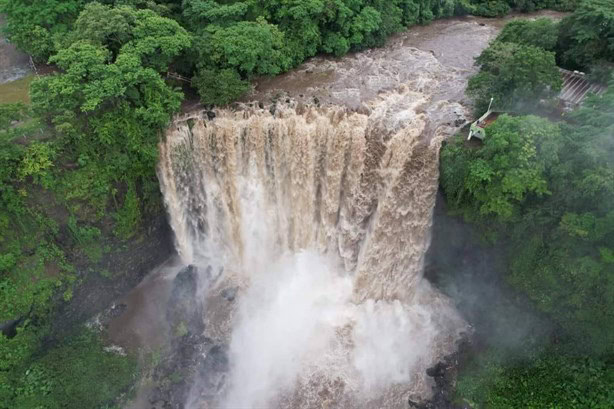 Así se ve la cascada Salto de Eyipantla en San Andrés Tuxtla tras fuertes lluvias en la zona | VIDEO