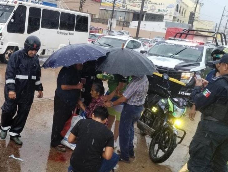 Tras pasarse un alto, motociclista arrolla a par de abuelitos en Minatitlán