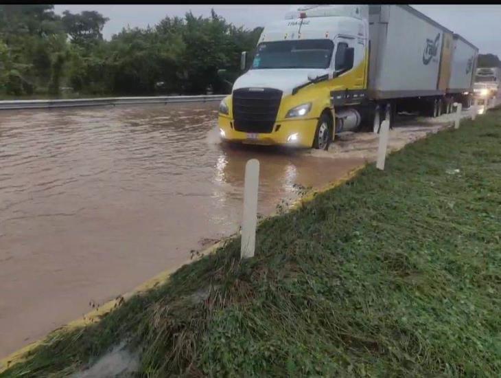 Solo un carril habilitado en la autopista Cosoleacaque-La Tinaja, ¡será un viaje tardado! | VIDEO