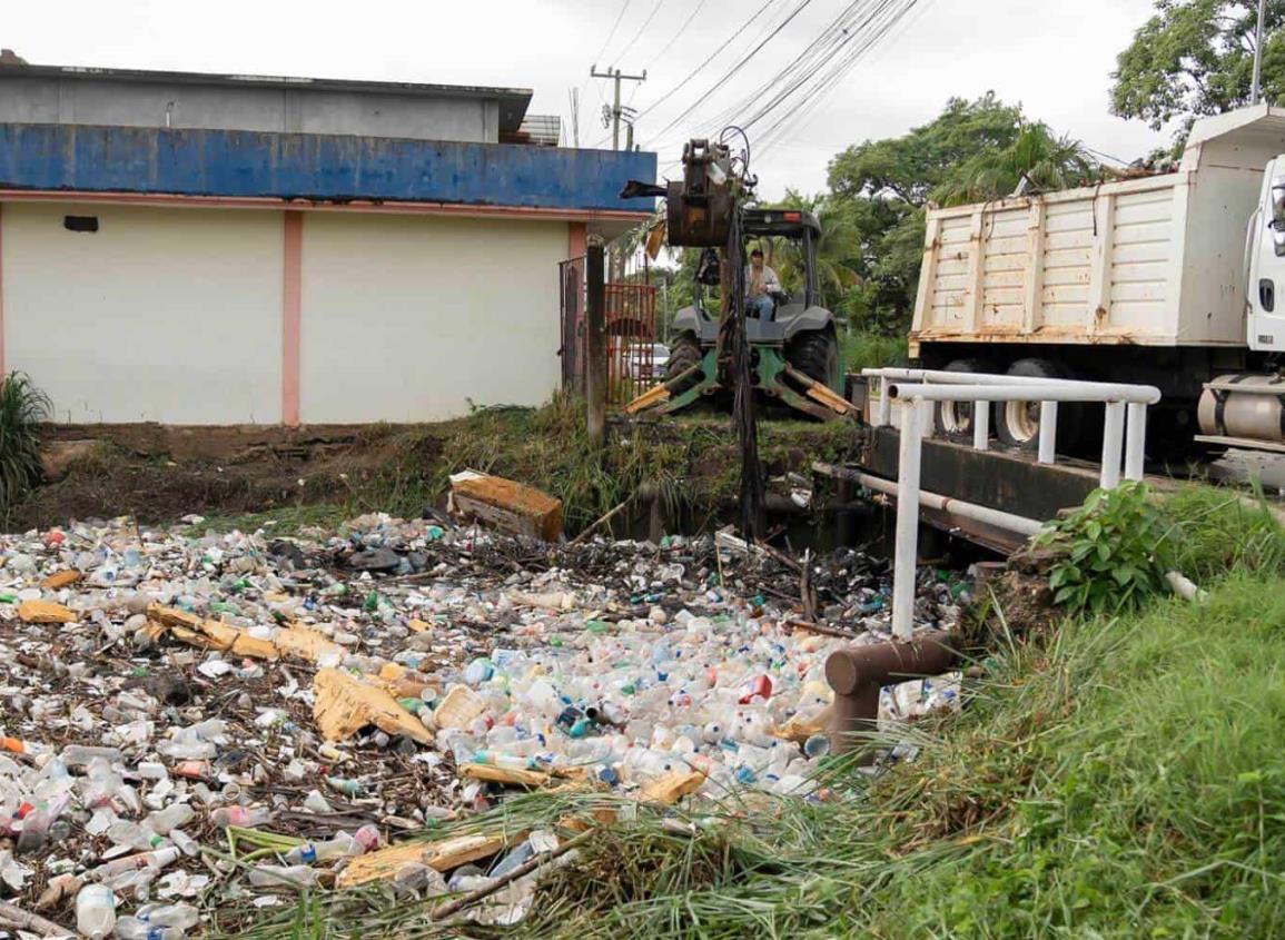 Fuertes lluvias evidenciaron toneladas de basura en arroyo Acotope; habría sido desazolvado recientemente