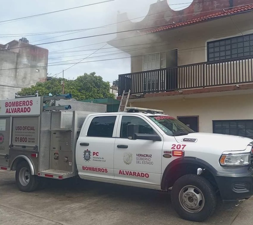 Bomberos de Alvarado sofocan incendio en vivienda tras cortocircuito