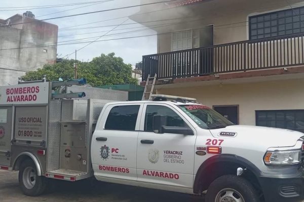Bomberos de Alvarado sofocan incendio en vivienda tras cortocircuito
