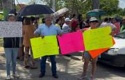 Exigen limpiar alcantarillas en fraccionamiento La Florida de Poza Rica; bloquean calles