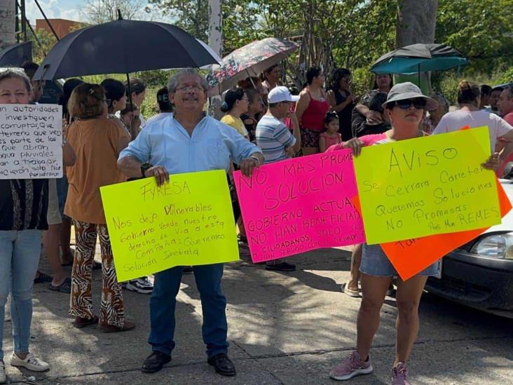 Exigen limpiar alcantarillas en fraccionamiento La Florida de Poza Rica; bloquean calles