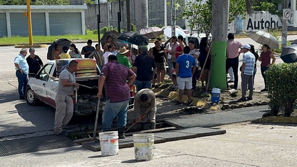 Exigen limpiar alcantarillas en fraccionamiento La Florida de Poza Rica; bloquean calles