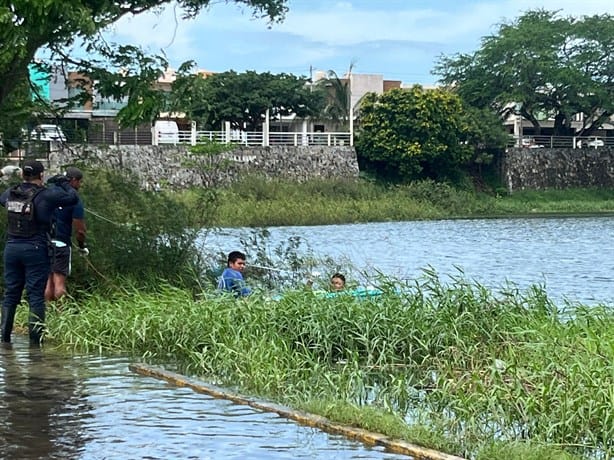 Hallan hombre flotando en la Laguna La Ilusión, en Veracruz | VIDEO