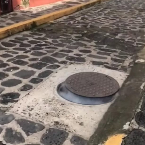 ¡Qué susto! Registro subterráneo de CFE explota en el centro de Xalapa, ¿cómo pasó?