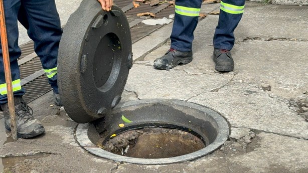 Llegan los vactors a desazolvar la colonia Virgilio Uribe tras graves inundaciones