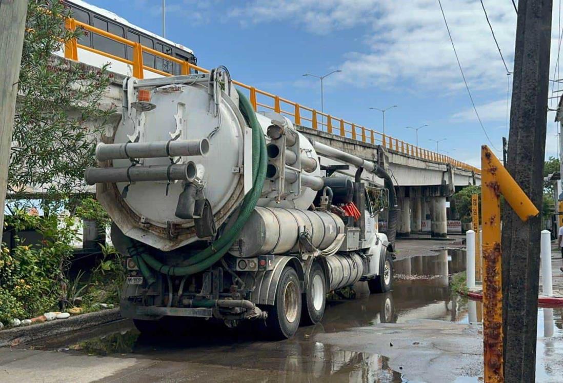 Llegan los vactors a desazolvar la colonia Virgilio Uribe tras graves inundaciones