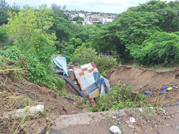 Deslave arrastra casa en la colonia Las Granjas; "quedé atrapada en la tierra"