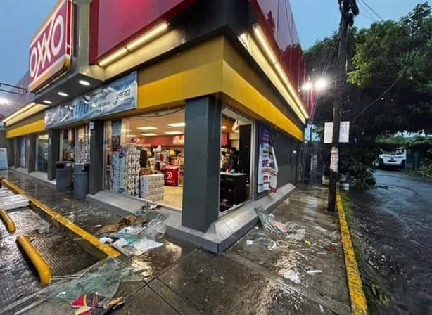 Ráfaga tipo tornado destruye cristal de Oxxo y derriba árboles en colonia de Veracruz