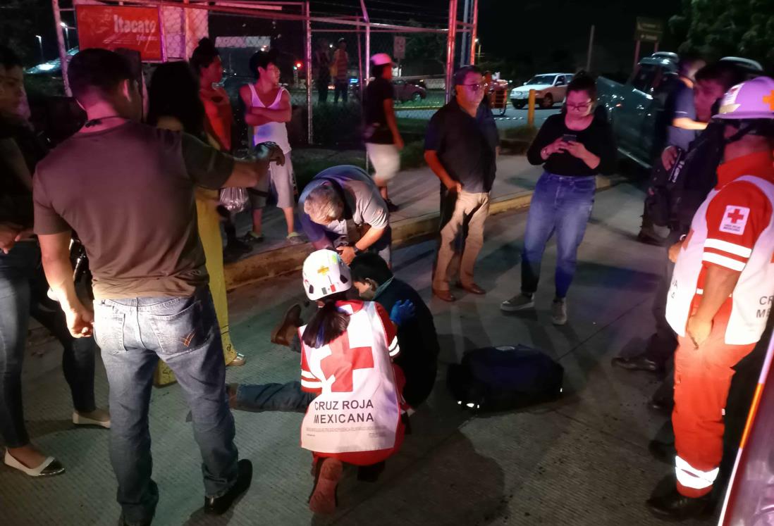 Joven termina en el hospital tras chocar contra auto en El Coyol, Veracruz