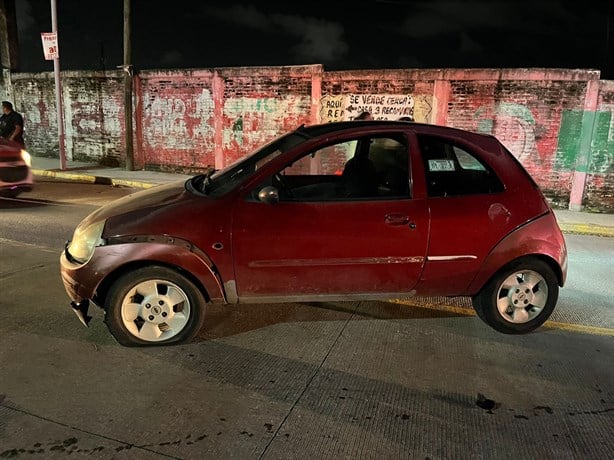 Joven termina en el hospital tras chocar contra auto en El Coyol, Veracruz