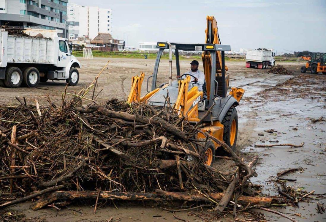 Intensifican acciones de desazolve en colonias y limpieza de playas en Boca del Río