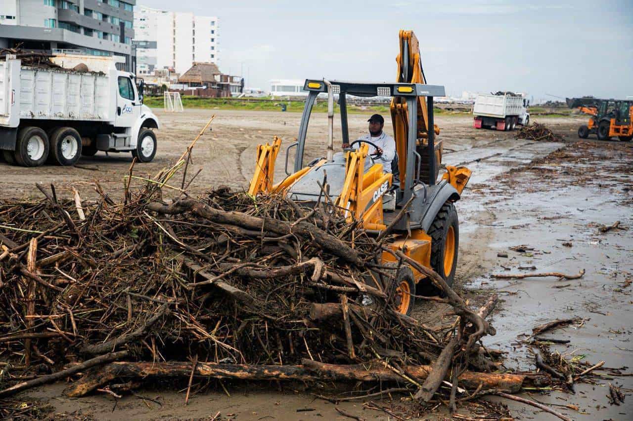 Intensifican acciones de desazolve en colonias y limpieza de playas en Boca del Río