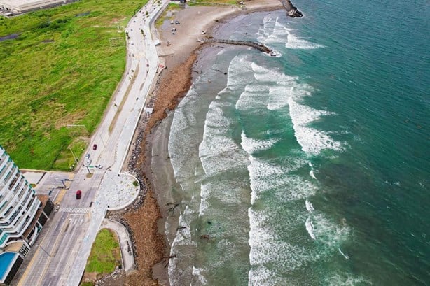 Intensifican acciones de desazolve en colonias y limpieza de playas en Boca del Río