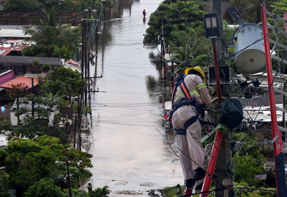 La gente se la rifa: sorteando las lluvias y el peligro, trabajadores atienden apagones en el sur de Veracruz