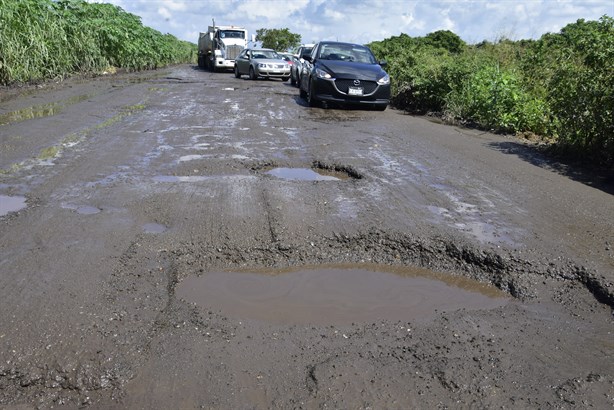 Lluvias destrozan carretera Las Matas; conductores esquivan cráteres entre intenso tráfico| VIDEO