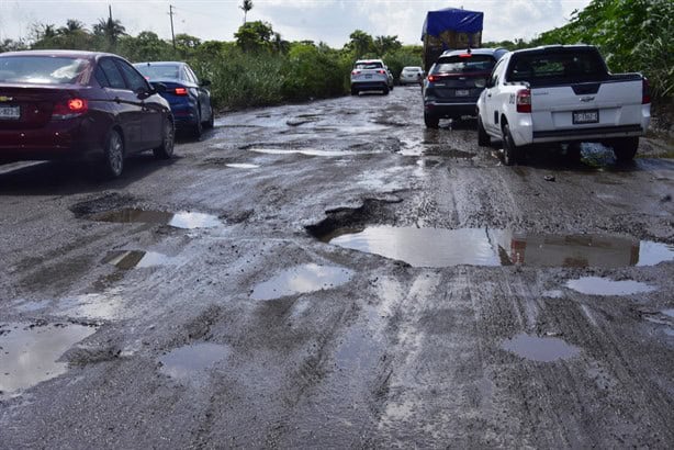 Lluvias destrozan carretera Las Matas; conductores esquivan cráteres entre intenso tráfico| VIDEO