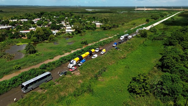 Lluvias destrozan carretera Las Matas; conductores esquivan cráteres entre intenso tráfico| VIDEO