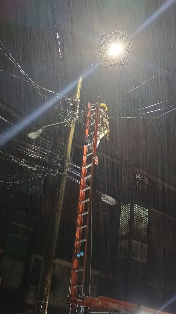 La gente se la rifa: sorteando las lluvias y el peligro, trabajadores atienden apagones en el sur de Veracruz