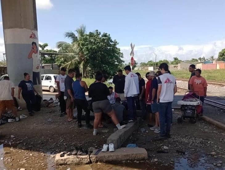 Brindan auxilio a hondureño tras convulsionar en Coatzacoalcos