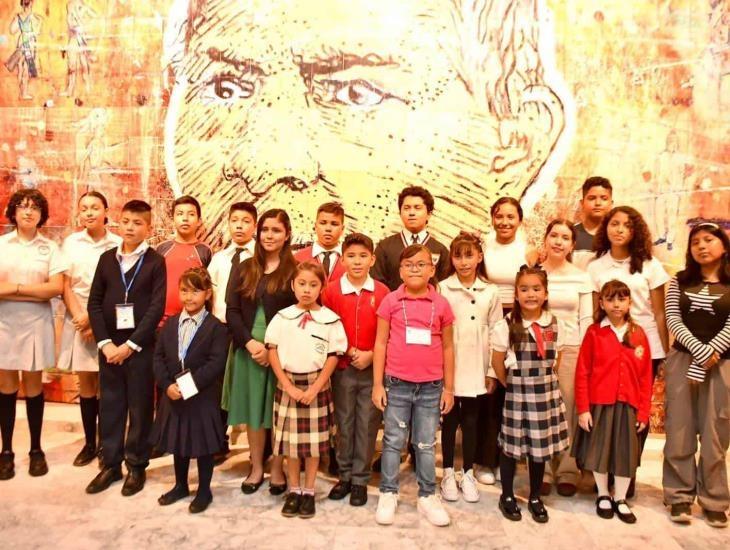 Premian a estudiantes ganadores del concurso de dibujo Las Leyes de Benito en Veracruz