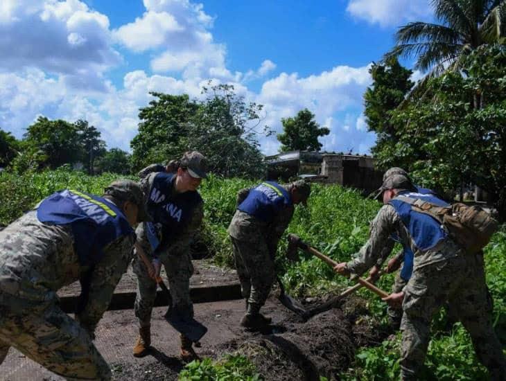 Limpian Ayuntamiento y Semar canales en la colonia Cuauhtémoc