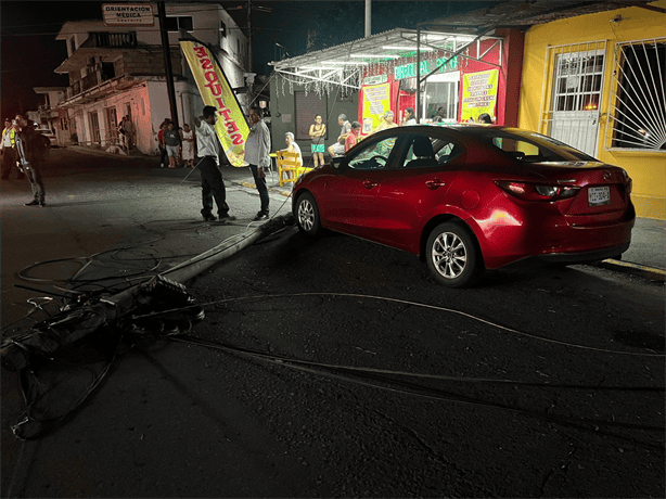 Tráiler derriba varios postes y causa cuantiosos daños en la colonia Revolución de Boca del Río | VIDEO