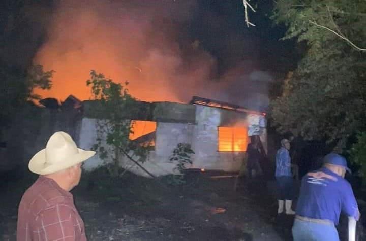 Se incendia casa en Tlalixcoyan, Veracruz