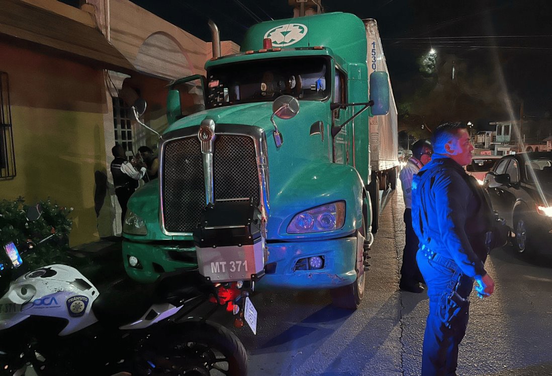 Tráiler derriba varios postes y causa cuantiosos daños en la colonia Revolución de Boca del Río | VIDEO