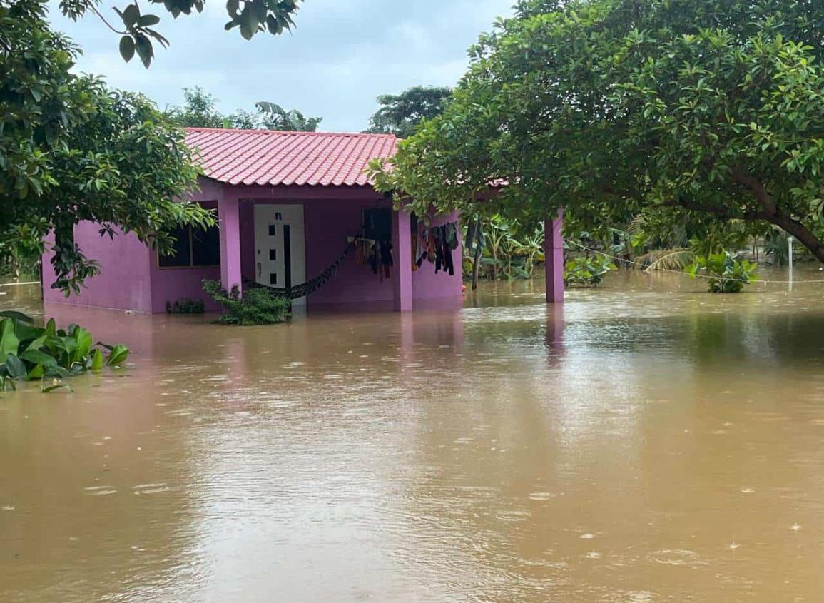 Río continúa creciendo y amenazando con inundar más San Juan Evangelista