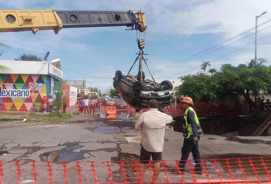 Sacan camioneta que cayó a socavón en el Fraccionamiento Los Pinos, Veracruz