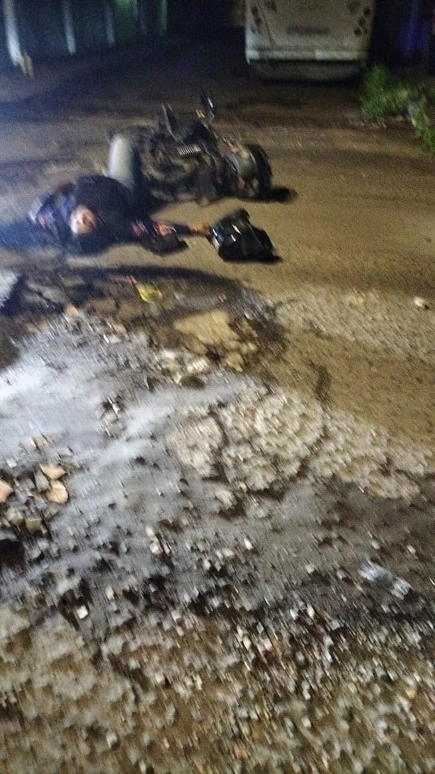 Por culpa de un bache, derrapa un joven motociclista en colonia Las Bajadas