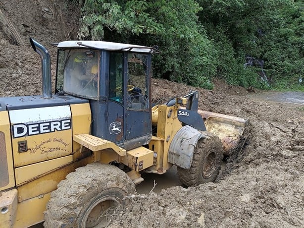 Ayuntamiento de Zongolica despeja derrumbe en carretera de la zona serrana