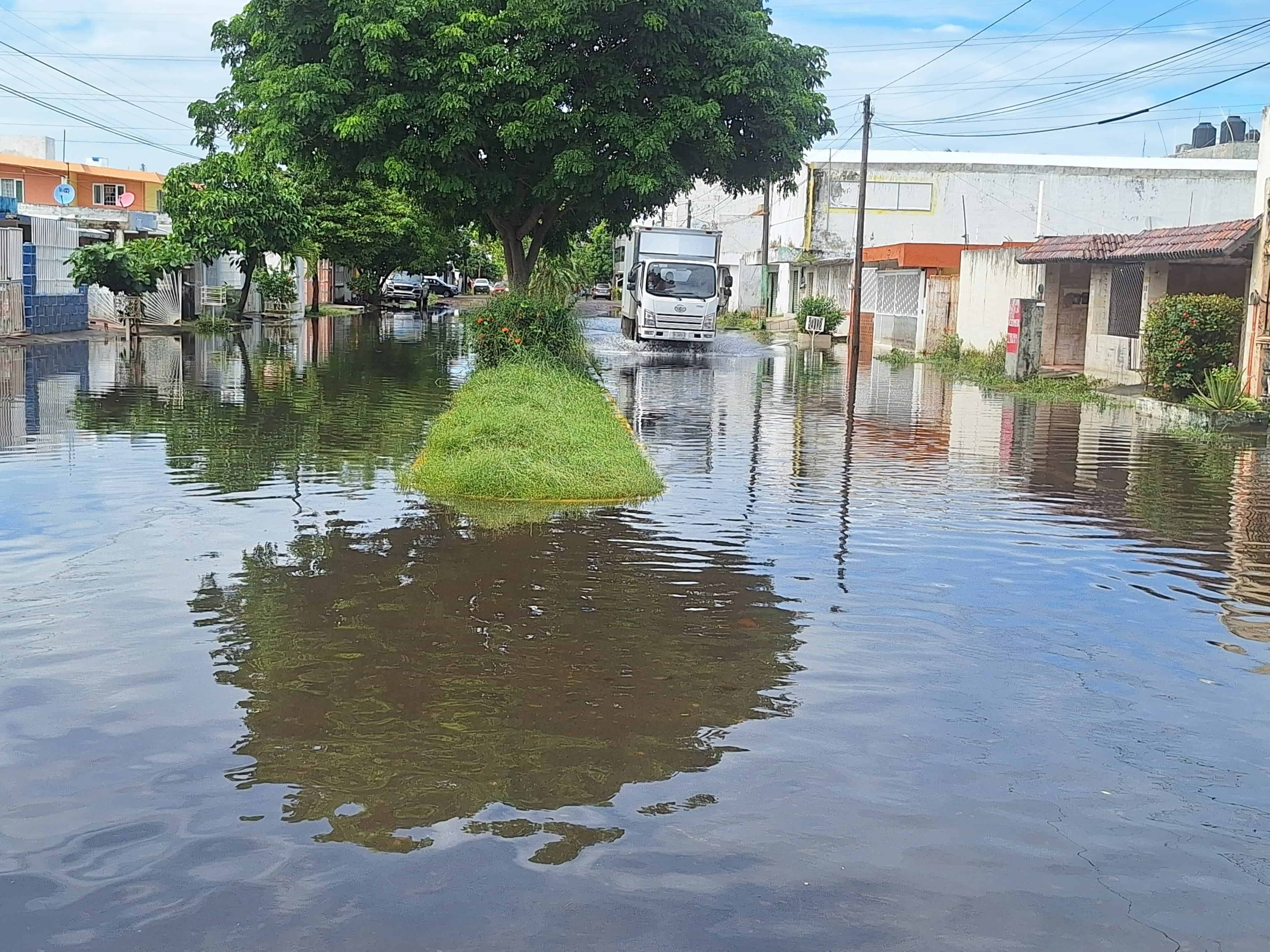 Calles del Floresta siguen inundadas a tres días de las fuertes lluvias en Veracruz | VIDEO