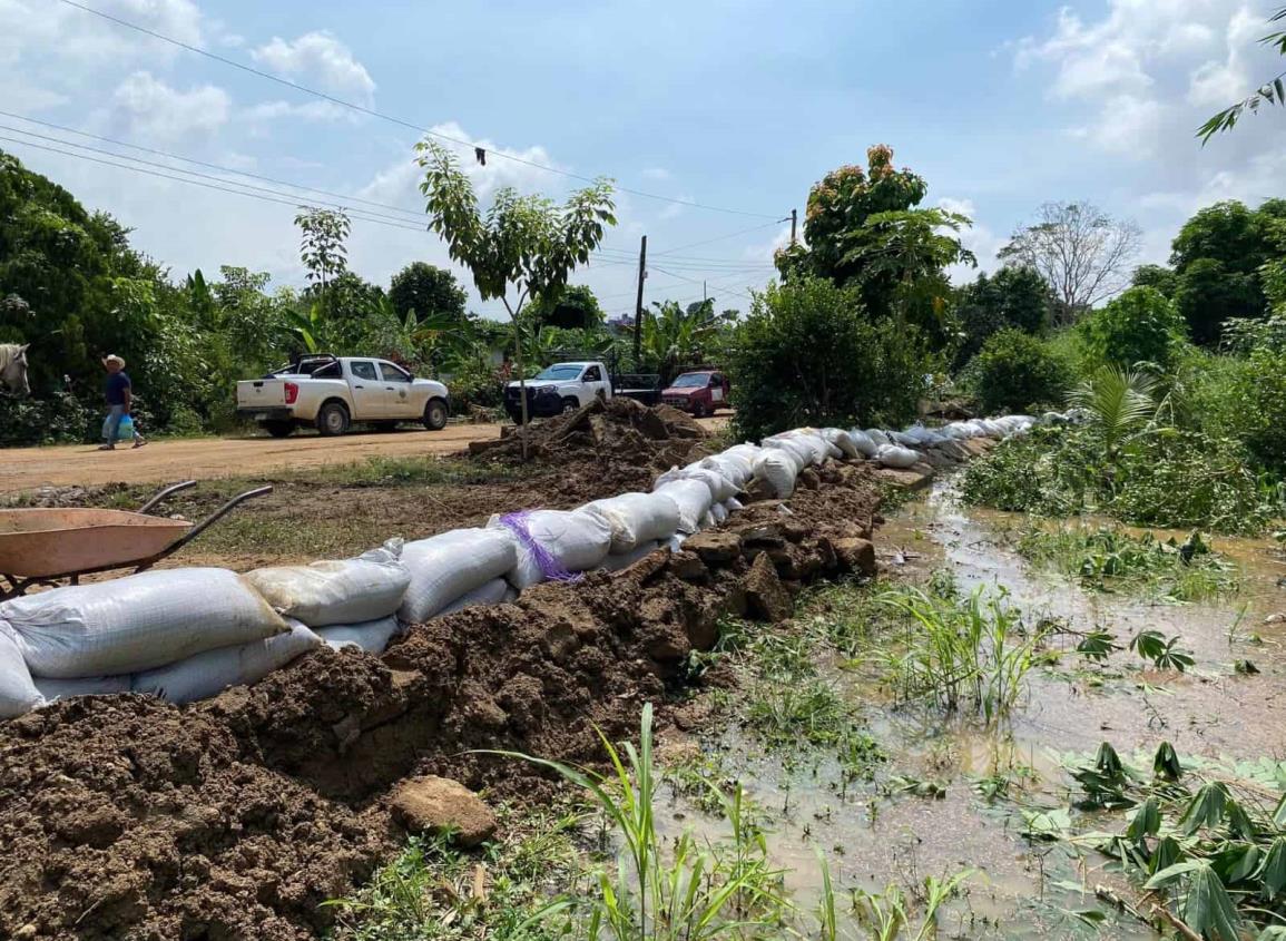 Hidalgotitlán bajo el agua: Pueblo y autoridades unen esfuerzos para levantar una barrera de contención