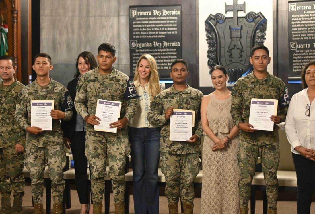 Entrega la alcaldesa Paty Lobeira reconocimientos a policías