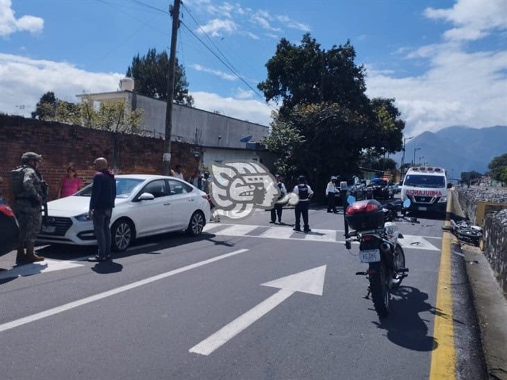 Moto choca contra un auto en Orizaba; ¡por exceso de velocidad!