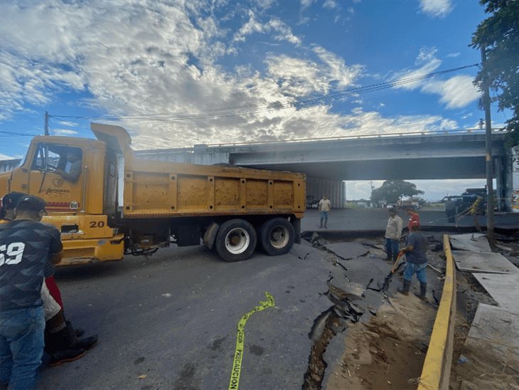 Fuertes lluvias causan enorme socavón en tramo carretero de Actopan 