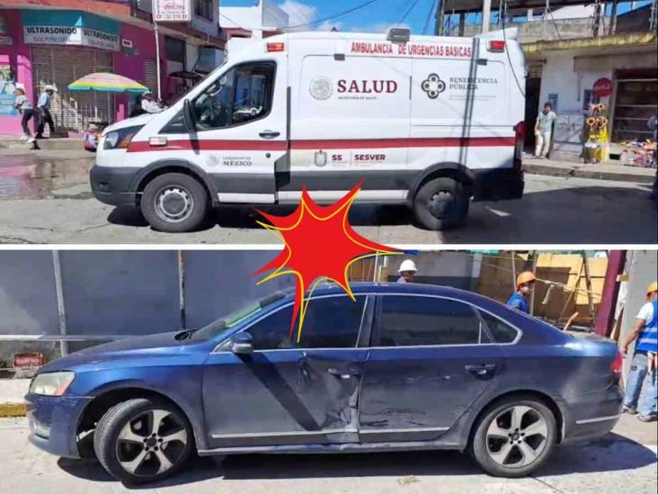 Ambulancia protagoniza fuerte choque en calles de Tlapacoyan