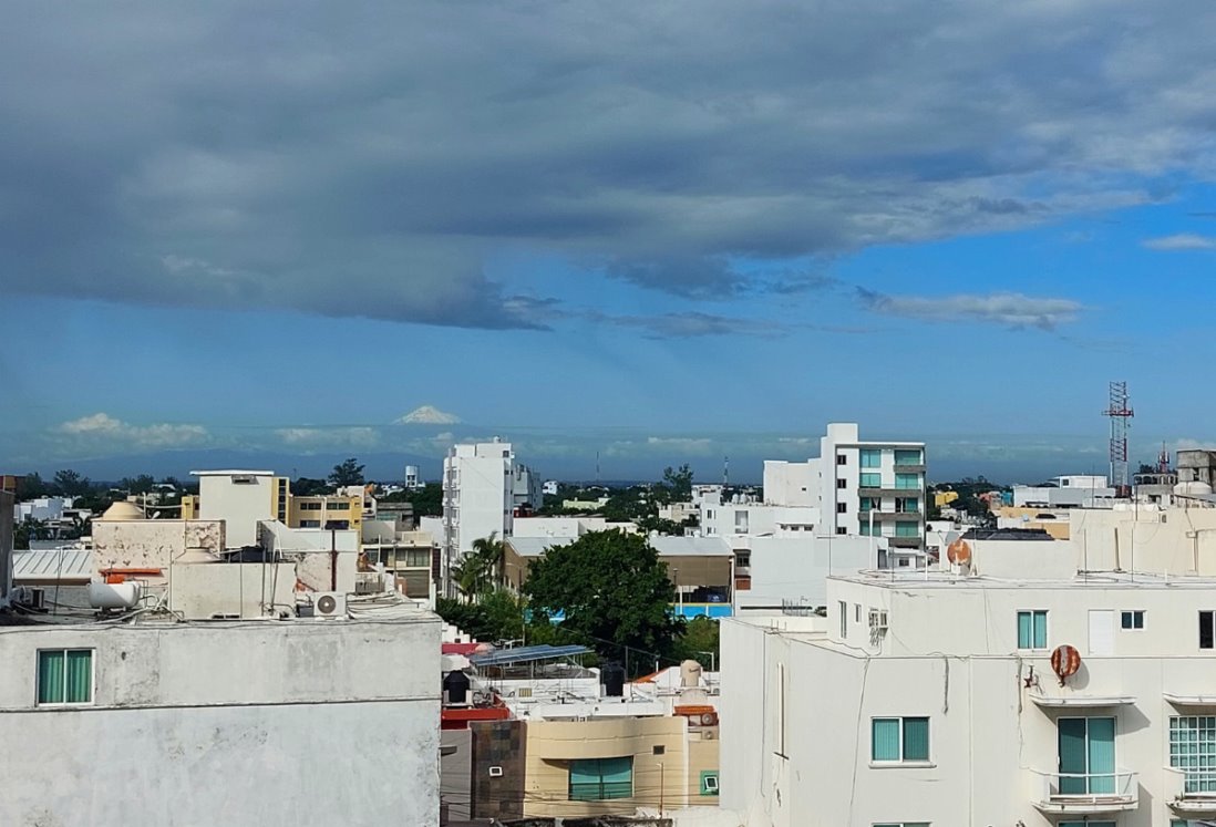 Así se mira el Pico de Orizaba cubierto de nieve desde Veracruz y Boca del Río