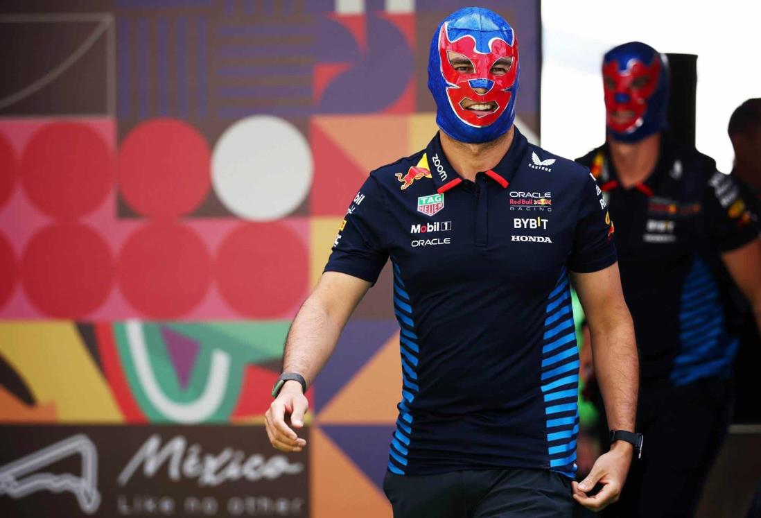 Presume Checo máscara de luchador previo al GP de México