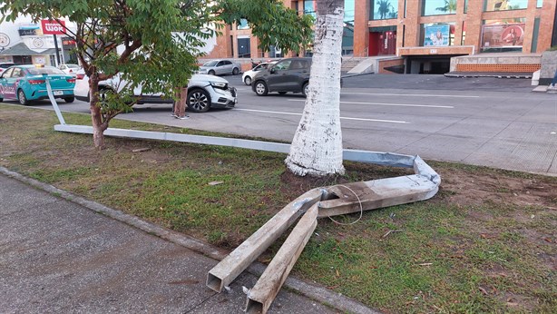 Camioneta se sube al camellón y derriba luminaria en bulevar de Boca del Río