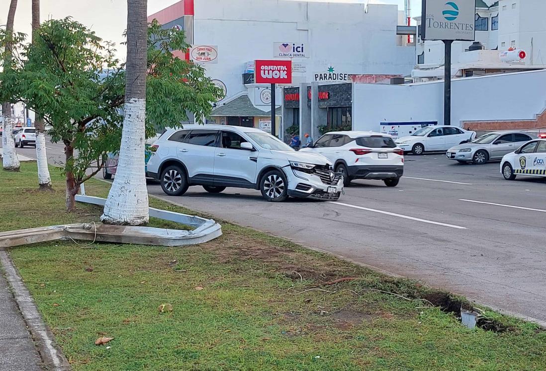 Camioneta se sube al camellón y derriba luminaria en bulevar de Boca del Río