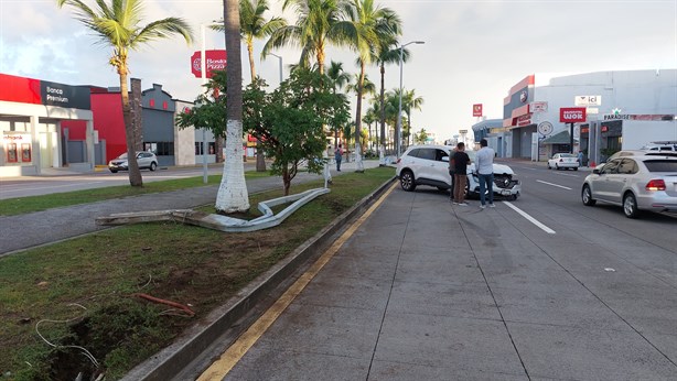 Camioneta se sube al camellón y derriba luminaria en bulevar de Boca del Río