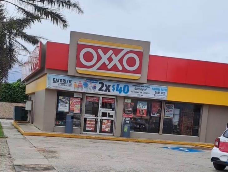 A punta de pistola asaltan Oxxo en Las Choapas