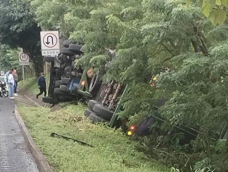 Vuelca tráiler en carretera Coatzacoalcos- Villahermosa; rapiña no se hizo esperar