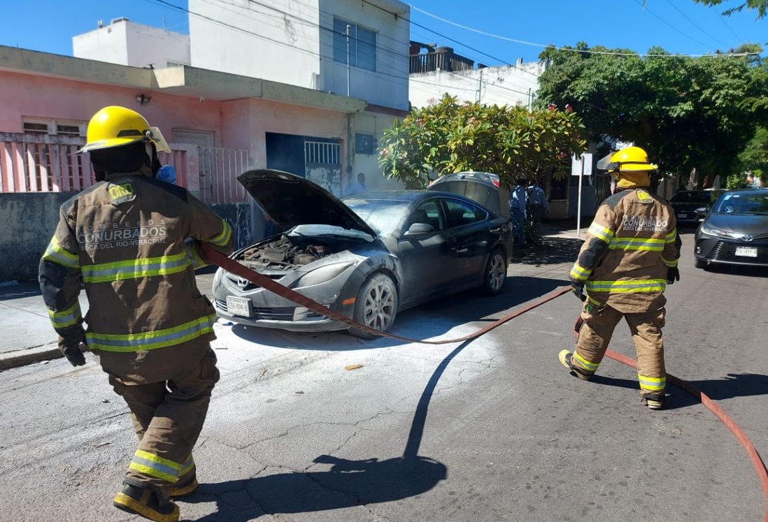 Auto se incendia en fraccionamiento Reforma de Veracruz; vecinos controlan las llamas